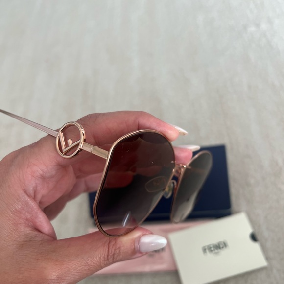 Fendi EUC sunglasses - Picture 5 of 7